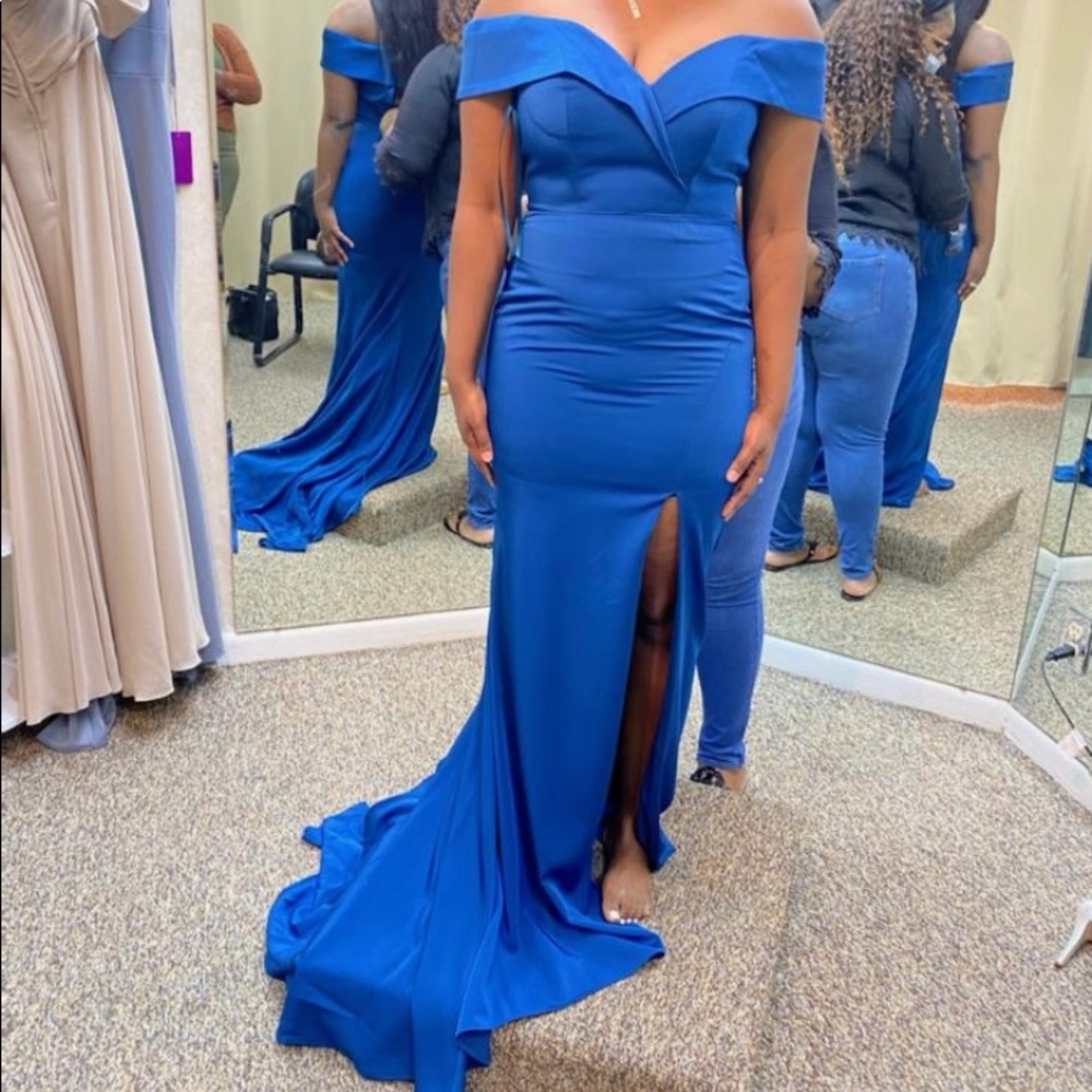 Beautiful wedding gown. Perfect for prom or weddings